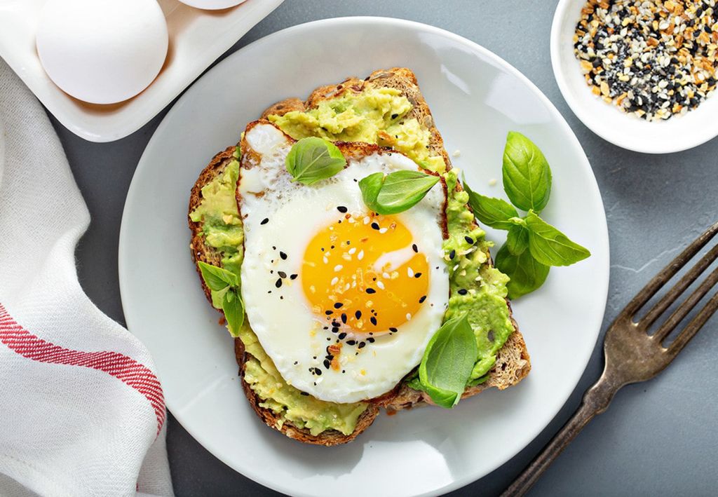 pão com ovo e abacate