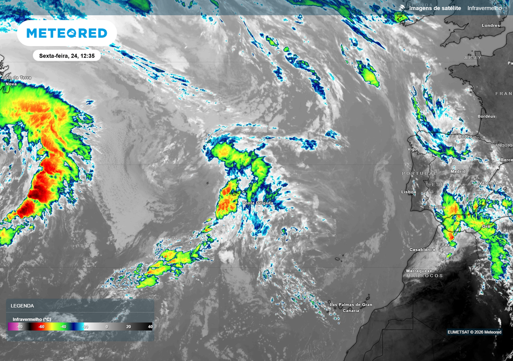 Ao contrário do visível, o infravermelho funciona de dia e de noite. Nuvens muito frias (cores mais intensas) são geralmente mais altas e estão frequentemente associadas a tempestades ou convecção ativa. Por outro lado, áreas mais escuras indicam temperaturas mais elevadas, correspondendo à superfície terrestre ou oceânica ou a nuvens baixas. Este tipo de imagem é essencial para identificar sistemas convectivos e avaliar a intensidade potencial de uma tempestade.