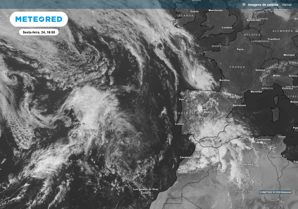 Nas imagens visíveis, quanto mais branca for a nuvem, maior é a sua refletividade e, geralmente, a sua espessura. Nuvens muito brilhantes estão frequentemente associadas a sistemas mais ativos, como frentes ou áreas de convecção. Já as zonas mais acinzentadas ou difusas correspondem a nuvens mais finas. O contraste entre terra, oceano e nuvens permite também perceber a organização dos sistemas atmosféricos com bastante detalhe.