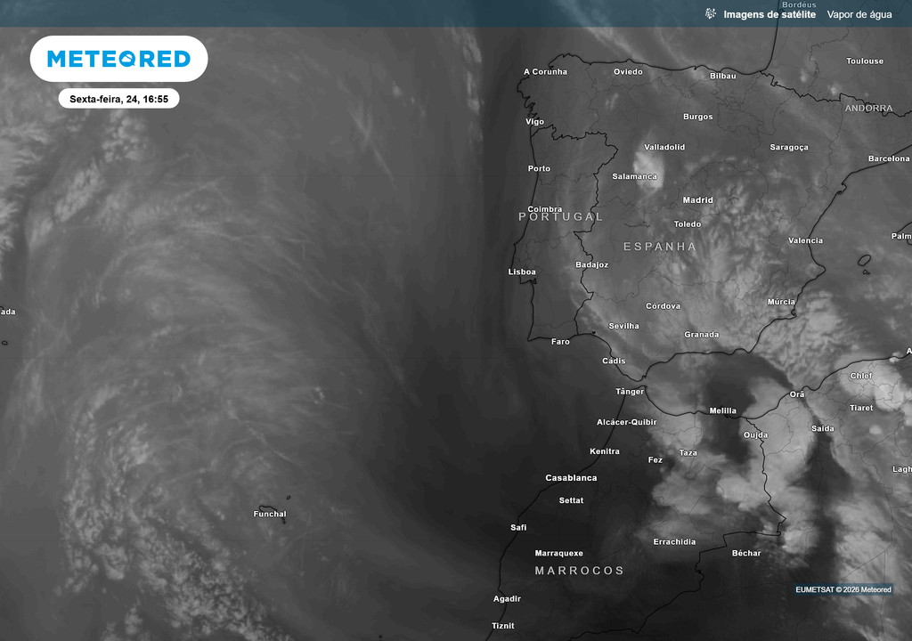 As imagens de vapor de água permitem observar o movimento do ar em altitude, destacando estruturas como cavados, cristas e correntes de jato. Regiões mais claras indicam ar húmido e frequentemente ascendente, enquanto zonas escuras correspondem a ar seco e descendente. Este canal é particularmente útil para identificar a dinâmica atmosférica que está “por trás” da formação de nuvens e sistemas meteorológicos.
