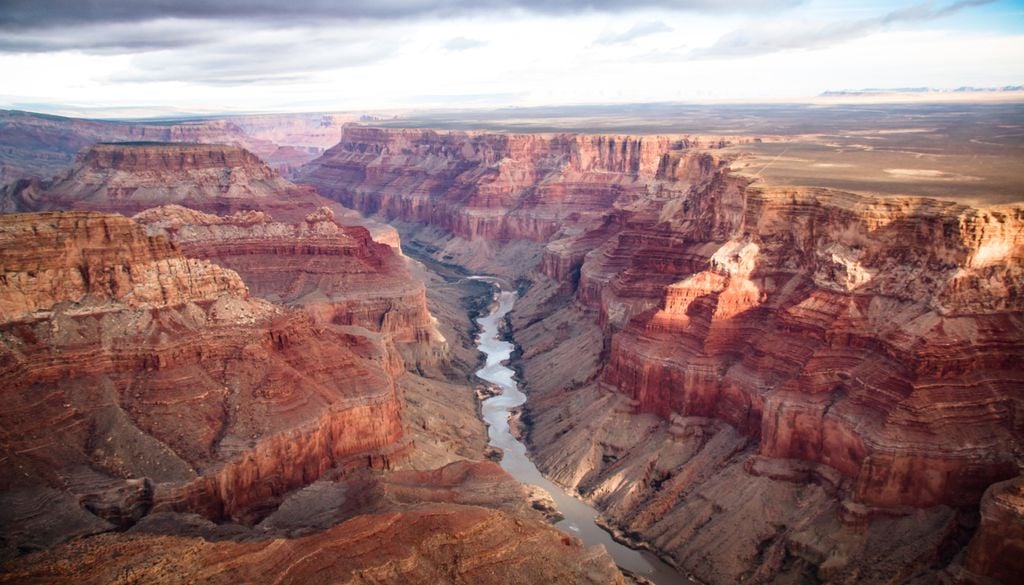 Grand Canyon O Grand Canyon abrange dois mil milhões de anos da história da Terra, mas mais de metade deste registo está ausente numa superfície de erosão de grande extensão regional, conhecida como a Grande Discordância (Great Unconformity).