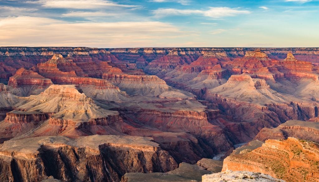 Grand Canyon Esta "Grande Escarpa da Laurência" (Great Escarpment of Laurentia), formada há cerca de 800–750 milhões de anos, ocupava uma posição semelhante à de grandes escarpas originadas durante a fragmentação do Gondwana no Mesozóico e sofreu magnitudes de exumação semelhantes.
