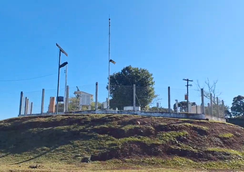 Campo de medição das variáveis meteorológicas e seus instrumentos, localizados na estação do INMET de Lagoa Vermelha. Campo de medição das variáveis meteorológicas e seus instrumentos, localizados na estação do INMET de Lagoa Vermelha.