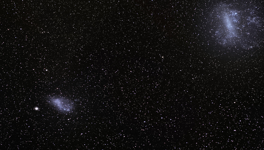 Galáxias menores, como as Nuvens de Magalhães, podem abrigar mais buracos negros errantes devido à sua gravidade mais fraca. Crédito: NASA Galáxias menores, como as Nuvens de Magalhães, podem abrigar mais buracos negros errantes devido à sua gravidade mais fraca. Crédito: NASA