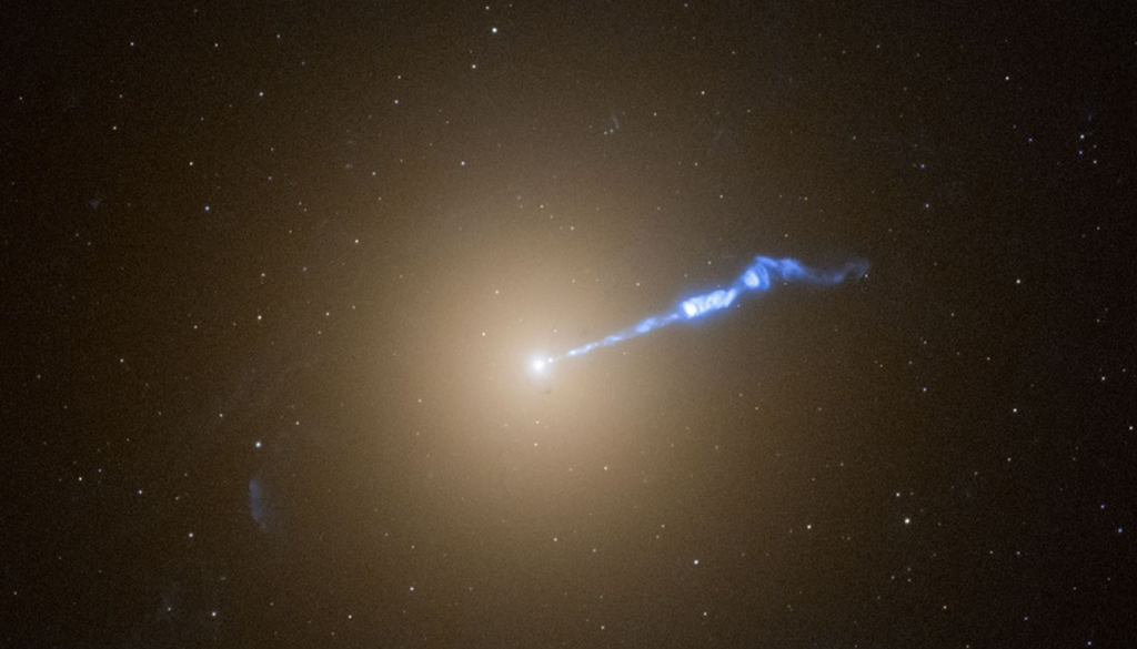 O buraco negro supermassivo no centro da galáxia M87, com cerca de 6,5 bilhões de massas solares, produz um dos jatos relativísticos mais famosos já observados, visível a enormes distâncias. Crédito: NASA O buraco negro supermassivo no centro da galáxia M87, com cerca de 6,5 bilhões de massas solares, produz um dos jatos relativísticos mais famosos já observados, visível a enormes distâncias. Crédito: NASA