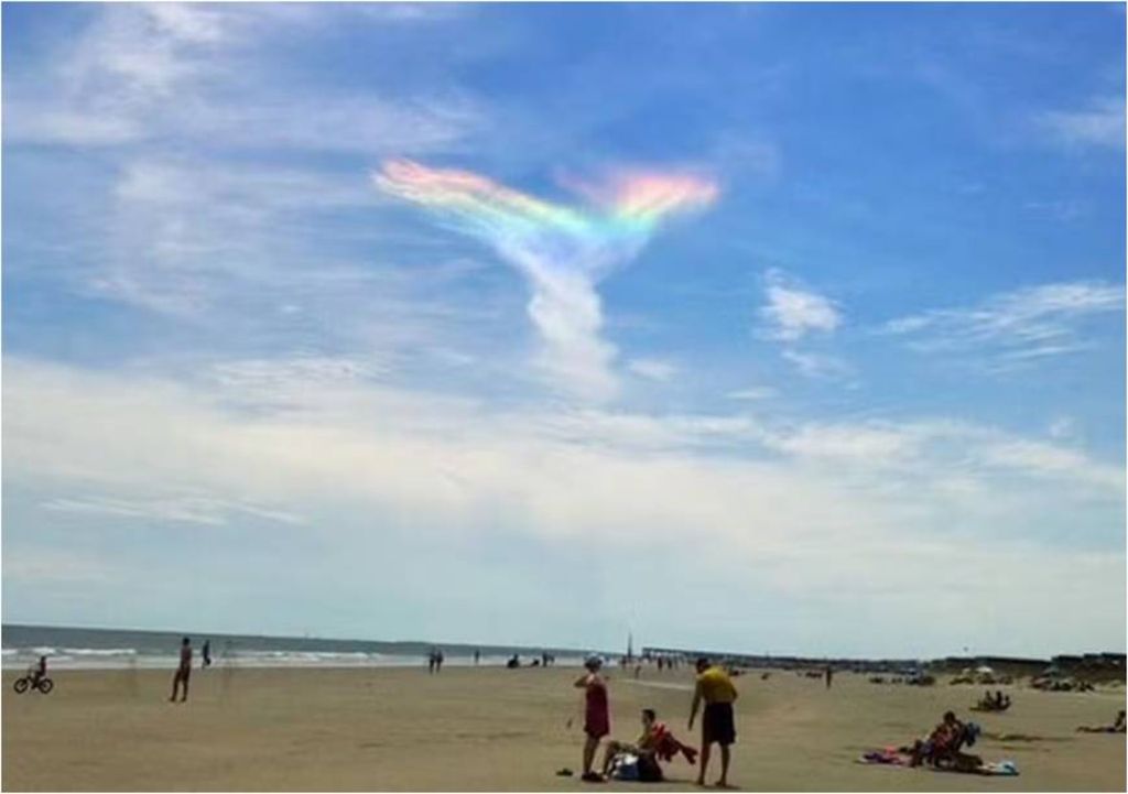 Nuvem iridescente na praia de Isle of Palms, Carolina do Sul, nos Estados Unidos, 2015. Nuvem iridescente na praia de Isle of Palms, Carolina do Sul, nos Estados Unidos, 2015.