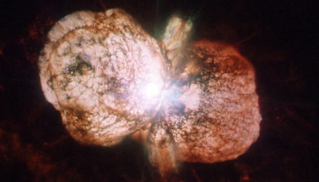 Estudos recentes indicam que a metalicidade está diretamente ligada à perda de massa estelar, podendo ser um fator na origem das supernovas impostoras. Crédito: NASA