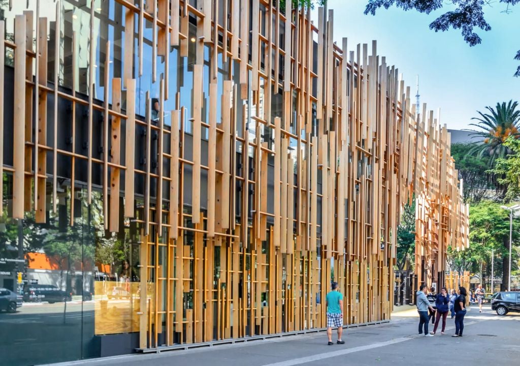 Fachada de madeira da Japan House.