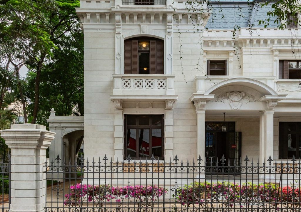 Detalhes arquitetônicos da Casa das Rosas.