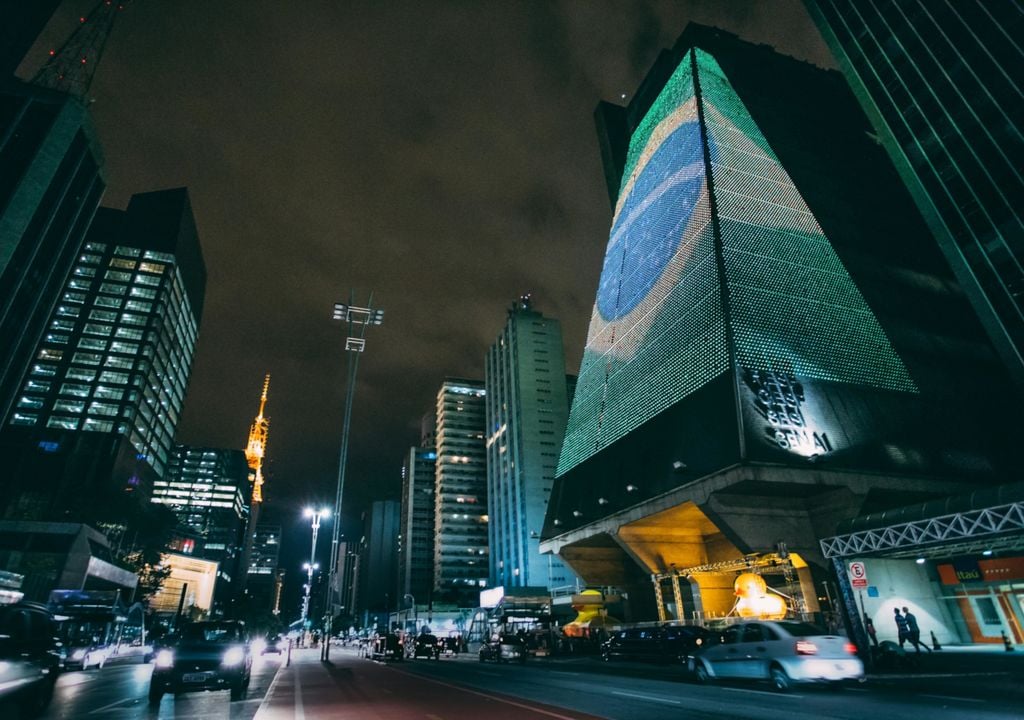 Vista noturna do prédio do Centro Cultural da FIESP.