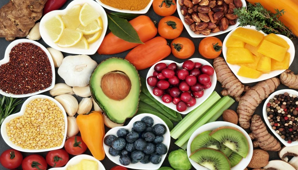 Comida, dados, base Em 2020, a dieta média global ainda era fortemente baseada em grãos, açúcar, óleos vegetais e vegetais.