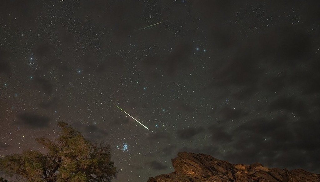 A chuva de meteoros Perseidas atinge o pico entre os dias 12 e 13 de agosto. A Lua Nova deixará o céu mais escuro, favorecendo a observação do fenômeno. Crédito: NASA