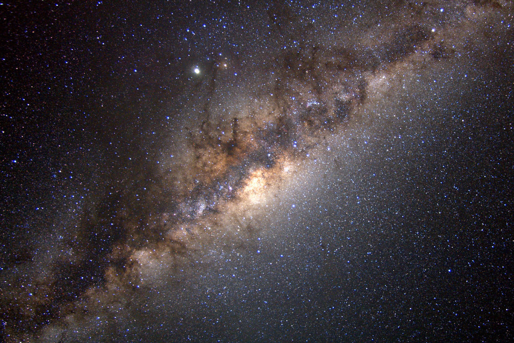 La región en la que se encuentra el Sol en la Vía Láctea forma parte de la zona habitable de la galaxia, pero hay que entender cómo puede existir esta zona en las galaxias. Crédito: NASA