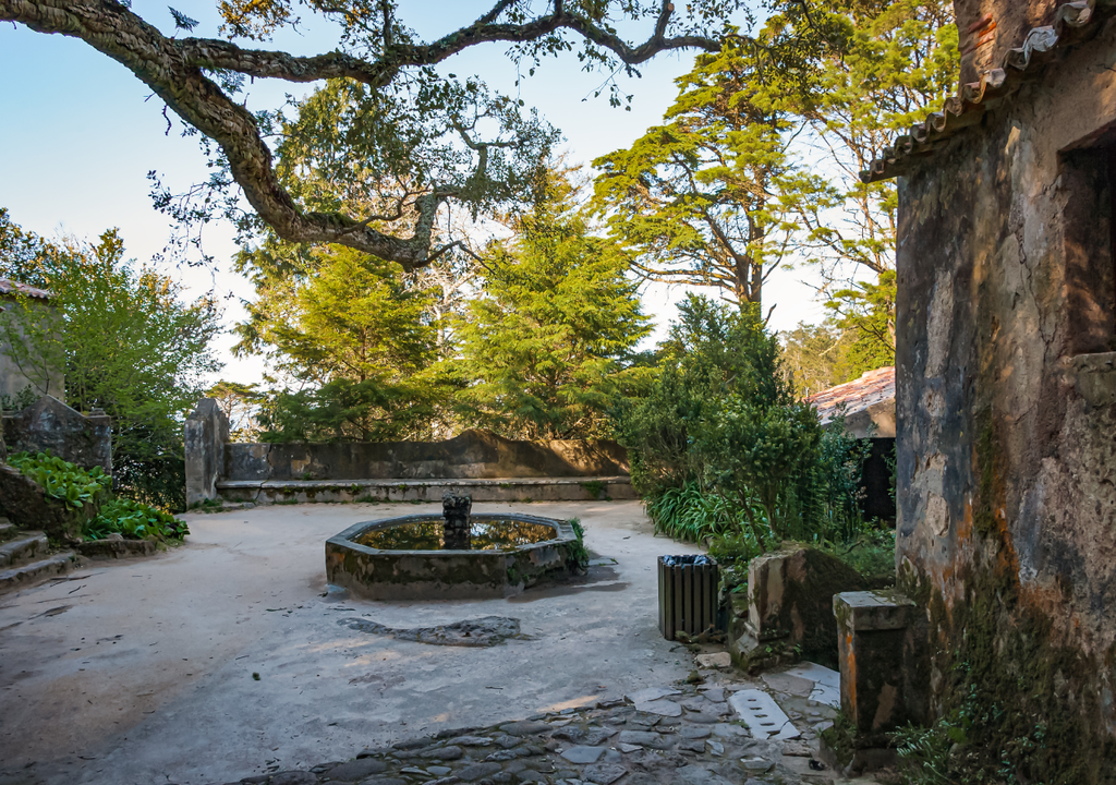Como o convento foi construído diretamente entre penedos de granito, a humidade era extrema. Os frades forraram as paredes, os tetos e até os umbrais das portas com casca de sobreiro (cortiça).
