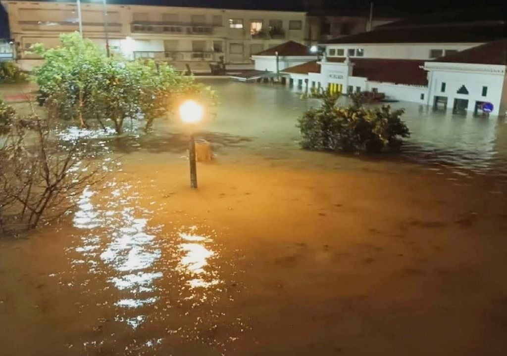 Mais de 140 pessoas foram retiradas das suas casas por prevenção durante a noite de quarta, em Alcácer do Sal. Foto: Reprodução de Facebook/ Colete Encarnado VFX