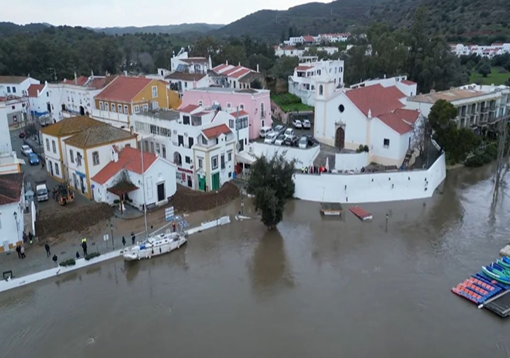 O Guadiana subiu entre seis e sete metros, provocando inundações em Alcoutim, que esta manhã estava parcialmente alagada. Foto: reprodução de Facebook/ Vítor Teixeira