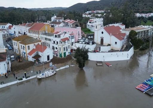 O Sado entrou dentro de Alc&aacute;cer do Sal e deixou a baixa da cidade debaixo de &aacute;gua