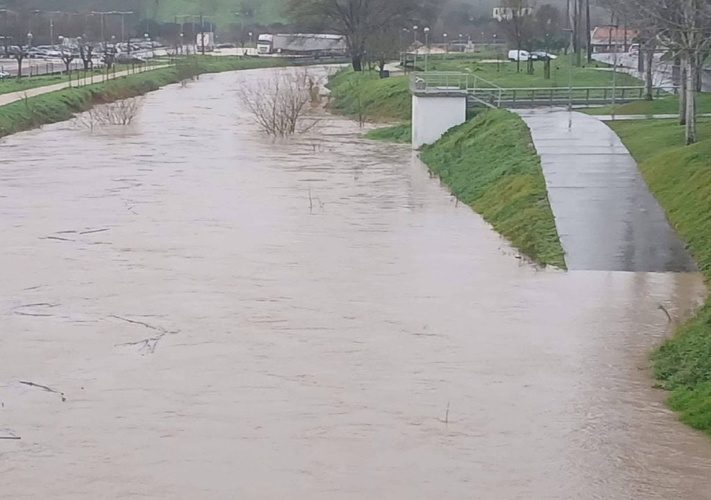 O rio Sizandro, em Torres Vedras, galgou as margens, inundando habitações, lojas e estradas ribeirinhas. Foto: reprodução de Facebook/Rita Moreira