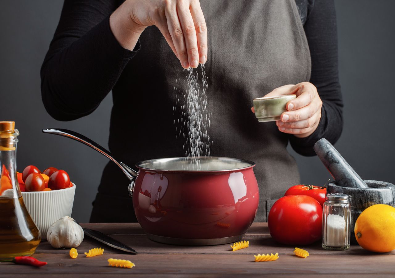 Quase todas as refeições que cozinhamos contêm sal, em maior ou menor quantidade.