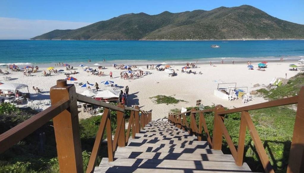 As famosas Prainhas do Pontal do Atalaia, em Arraial do Cabo (RJ). Crédito: Divulgação.