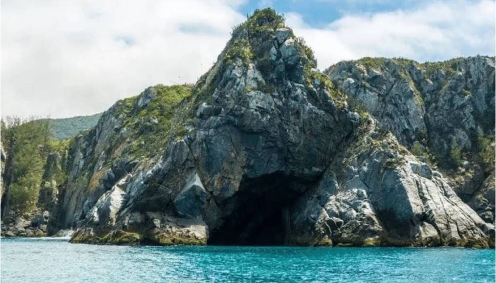 A bela Gruta Azul, formada por rochas calcárias que foram esculpidas pela ação do vento e do mar ao longo de milhares de anos. Crédito: Divulgação.