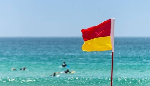 O sinal nas praias a que quase ningu&eacute;m presta aten&ccedil;&atilde;o (mas que ajuda a evitar agueiros)