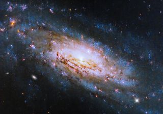 O telescópio Hubble capturou imagem de uma galáxia com um buraco negro voraz