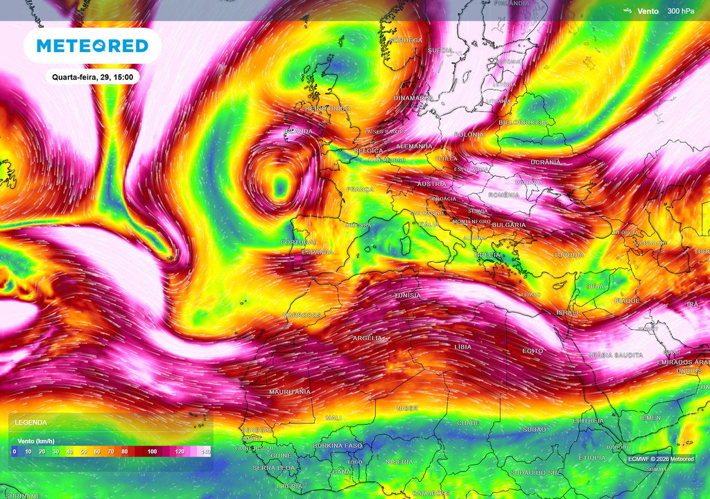 Mapa de vento a cerca de 300 hPa (nível da atmosfera em altitude, onde circula a corrente de jato) para quarta-feira à tarde evidencia uma corrente de jato polar fortemente ondulada sobre o Atlântico e a Europa Ocidental, com um cavado a oeste da Península Ibérica, associado à mudança do tempo em Portugal.