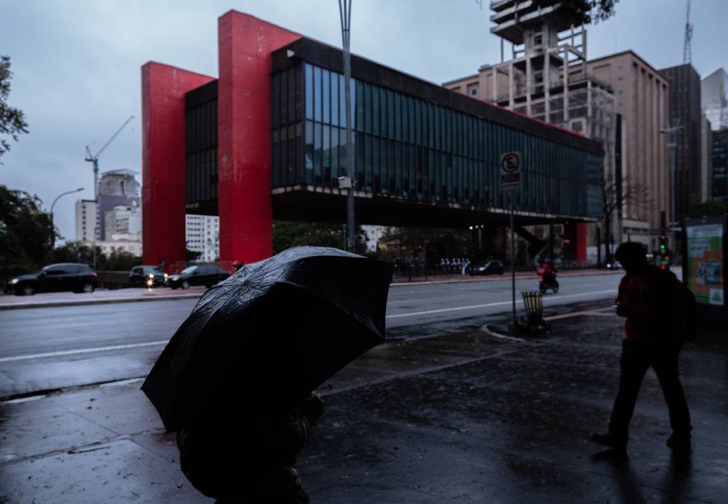 Uma frente fria atuará na faixa leste de São Paulo ao longo do fim de semana, trazendo muita nebulosidade, chuva fraca e queda acentuada nas temperaturas.