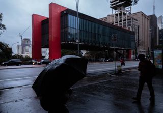 O tempo muda em SP nesta sexta (12): chuva e queda na temperatura de mais de 10°C; confira a previsão