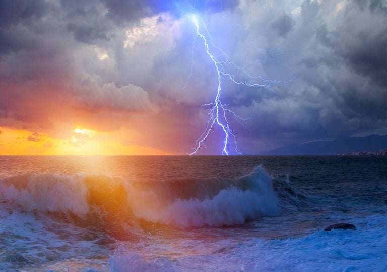 tempestade no mar; sol tempestade no mar; sol