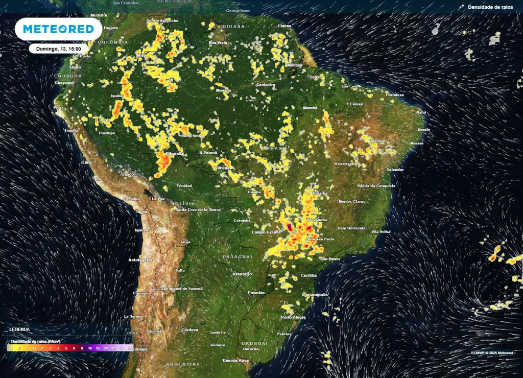 Mapa de densidade de raios para o domingo (13) destaca as regiões com maior potencial de tempestades. Mapa de densidade de raios para o domingo (13) destaca as regiões com maior potencial de tempestades.