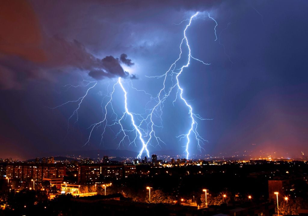 Tempestade de raios em uma cidade.