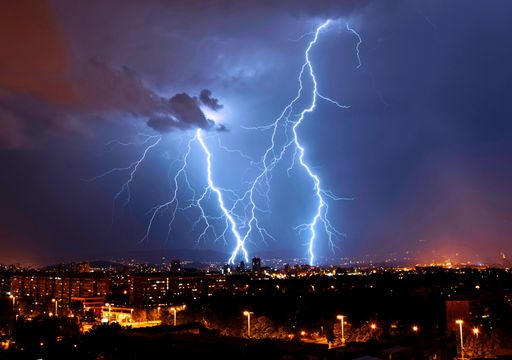 Tempestade de raios em uma cidade.