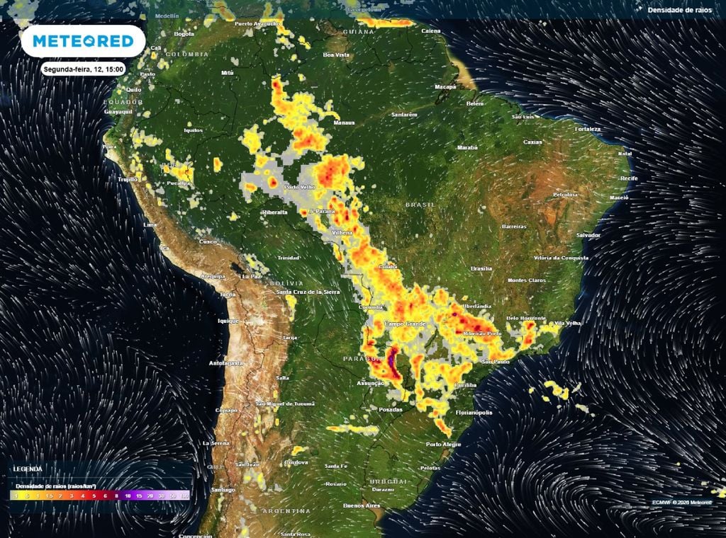 Previsão de densidade de raios para o dia 12 de outubro às 15h, segundo o modelo europeu ECMWF.