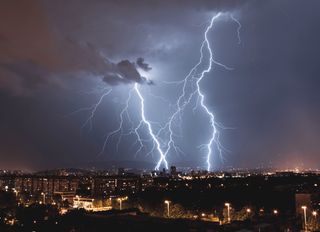 O tempo no fim de semana: frente fria avança pelo Sudeste e traz riscos de tempestades pontuais