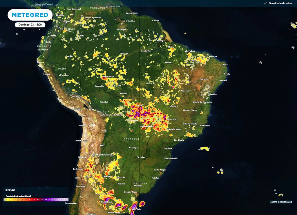 Mapa de densidade de raios para o domingo (23) destaca as regiões com maior potencial de tempestades.
