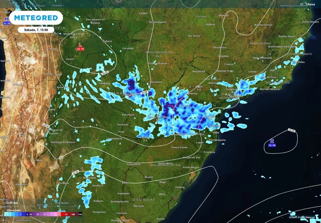 Linhas de pressão curvadas sobre a região sul indicam um cavado, enquanto as cores representam a previsão de chuva para sábado (7), de acordo com o ECMWF.