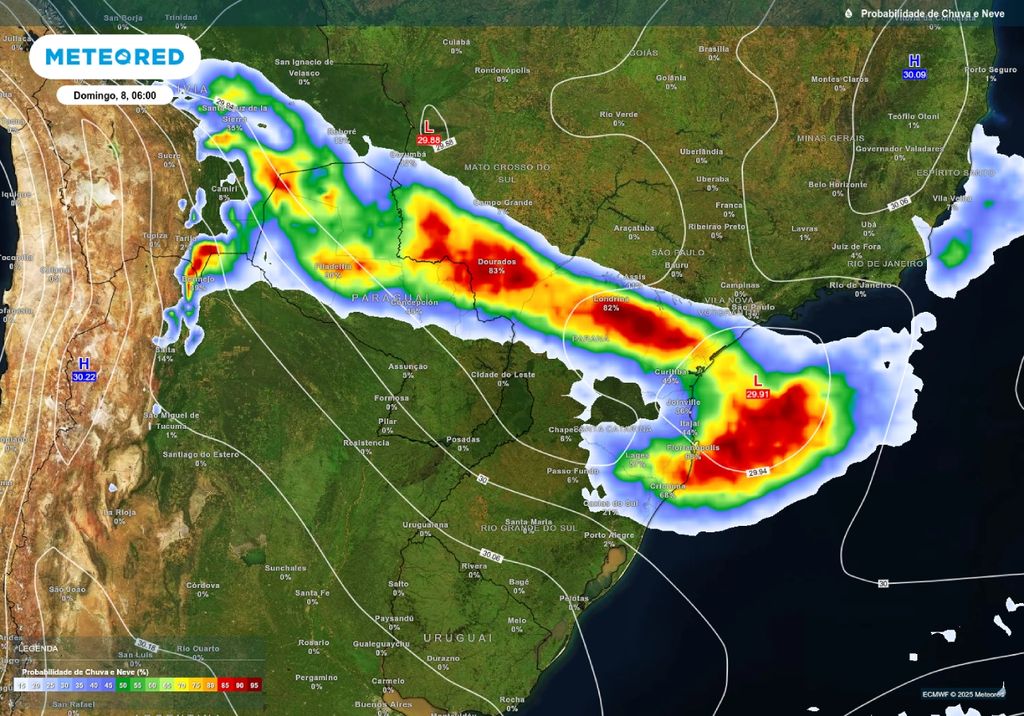 Linhas de pressão indicam a formação de um ciclone (L) na costa da região Sul e probabilidade de chuva (cores) no domingo (8), de acordo com o ECMWF.