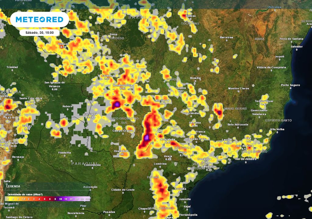Previsão de densidade de raios no Sábado (30) durante a tarde.