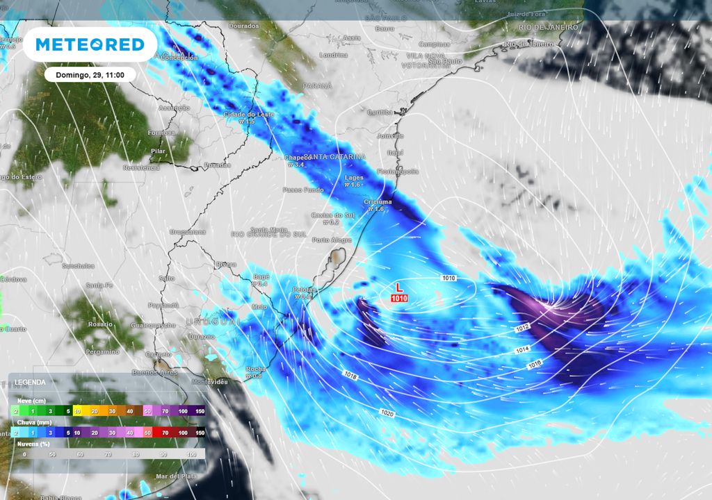 Previsão de pressão, nebulosidade, ventos e chuva no domingo de manhã.