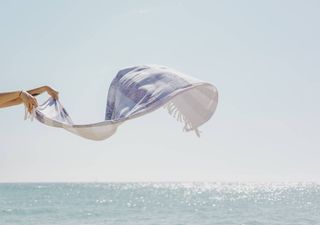 O vento que atufa de areia as toalhas de praia