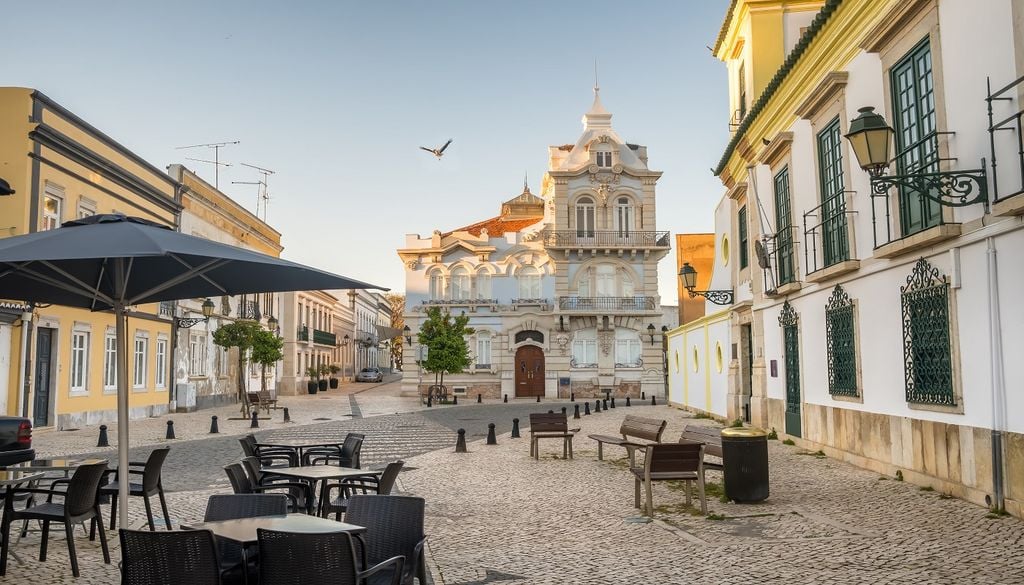 O calor extremo esvazia as esplanadas de Faro nas horas de pico, transformando os hábitos do verão algarvio. Foto: Adobe Stock