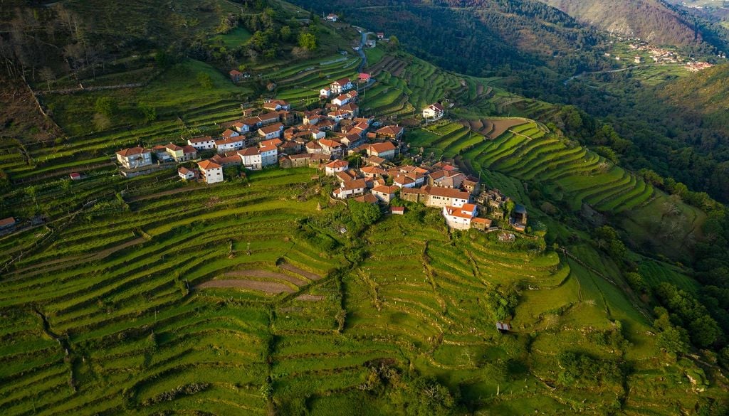 As aldeias de montanha em Arcos de Valdevez são refúgios frescos e alternativos às praias da costa atlântica. Foto: Adobe stock