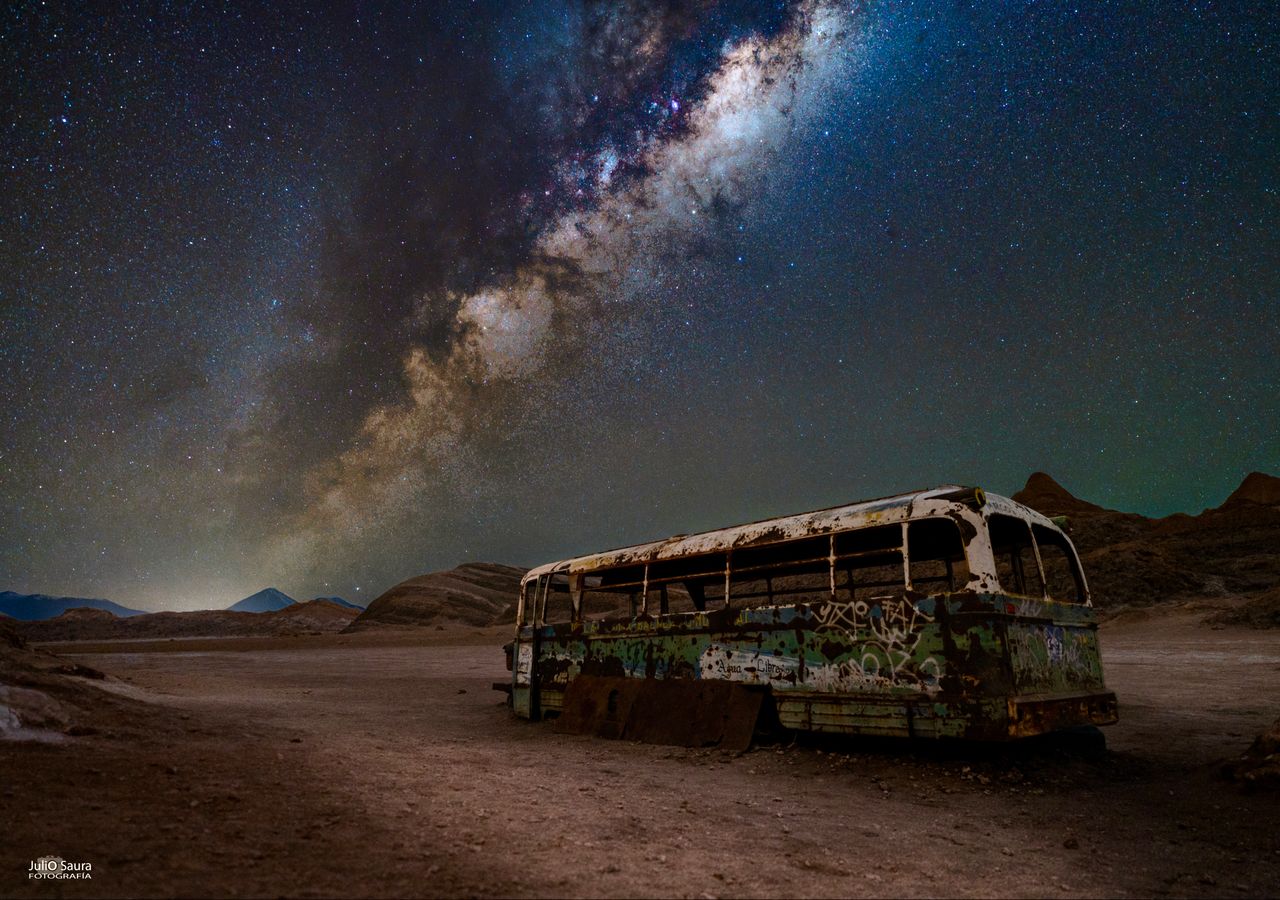 Fotografía de la Vía Láctea en el Autobús Mágico de San Pedro de Atacama.