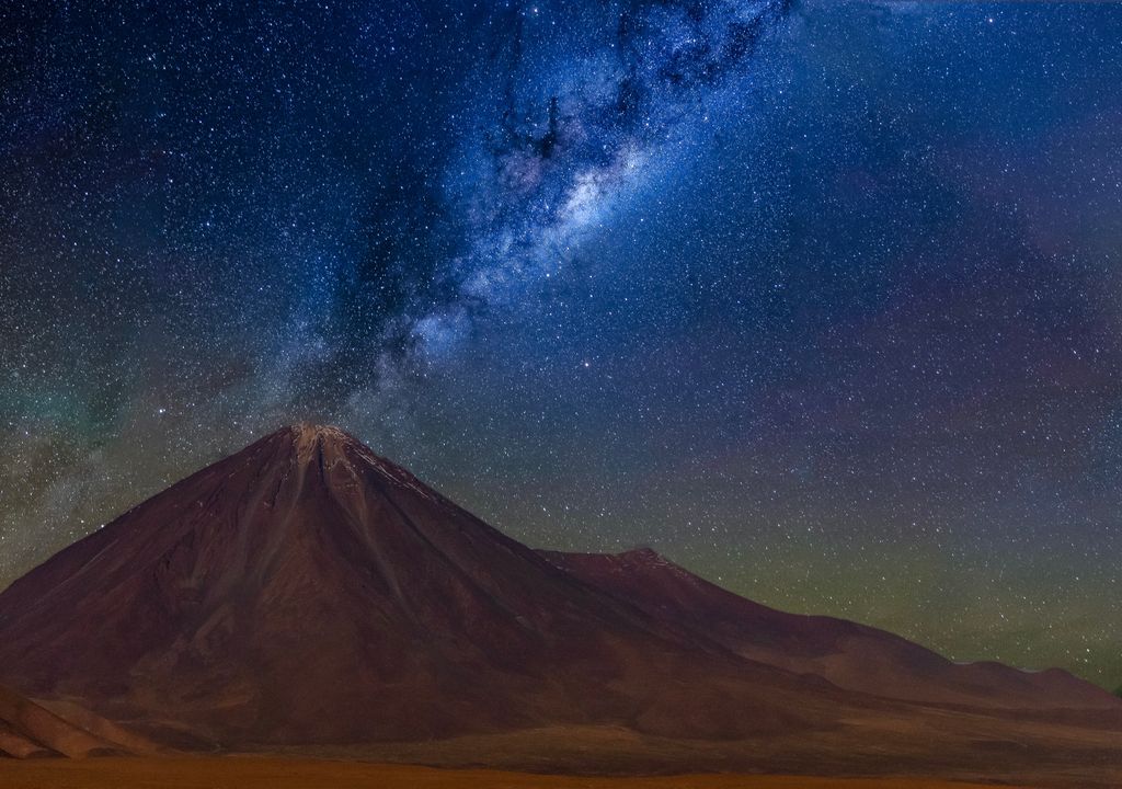 Vía Láctea y volcán Licancabur, norte de Chile.