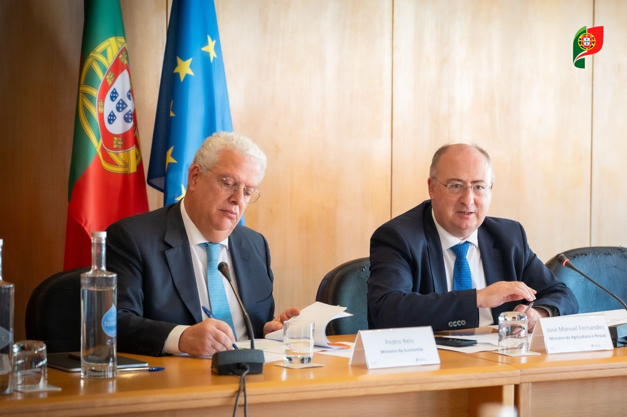 Os ministros da Economia e da Agricultura e Pescas, Pedro Reis e José Manuel Fernandes, respetivamente, presidiram à última reunião da Plataforma de Acompanhamento das Relações na Cadeia Agroalimentar (PARCA). Imagem: Governo de Portugal
