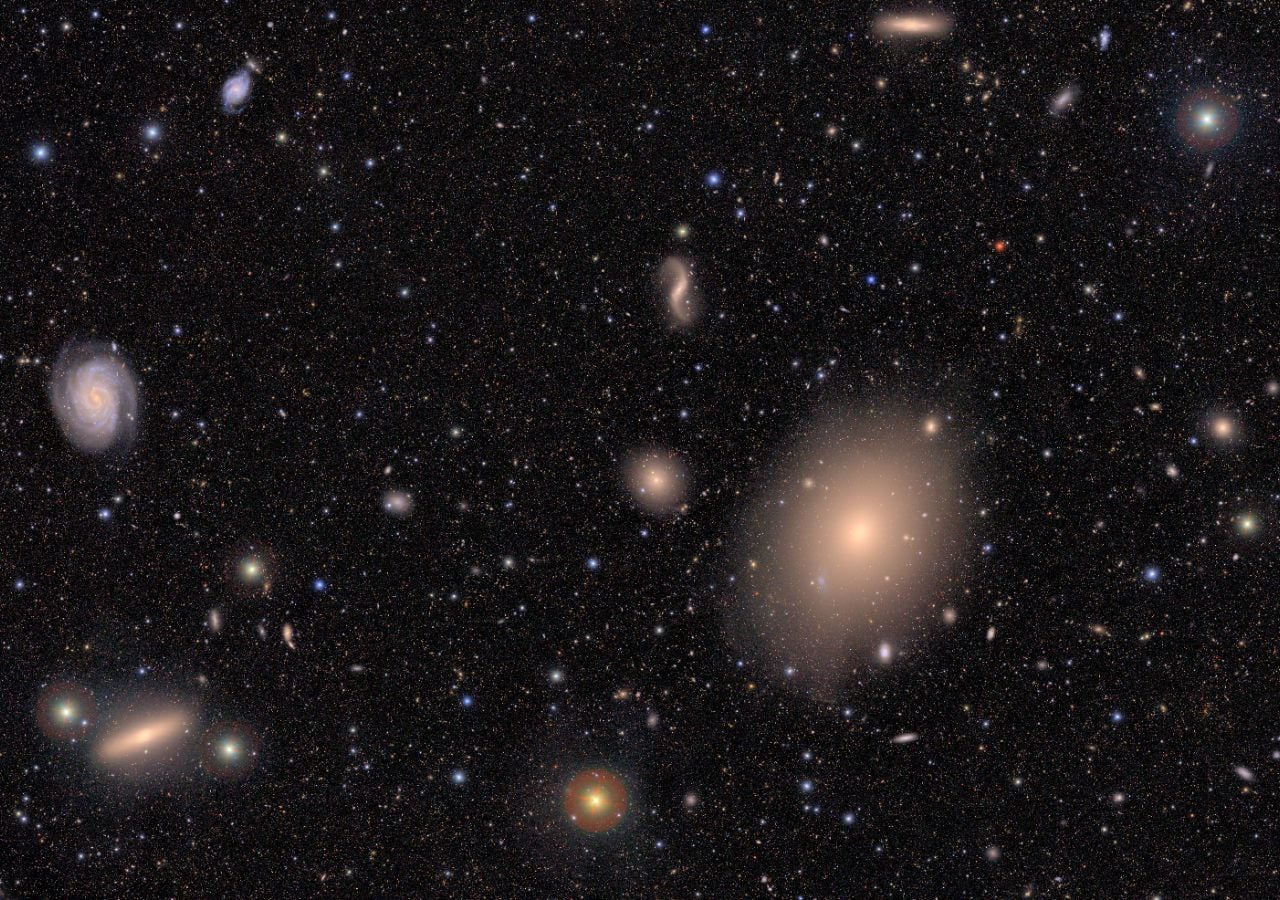 Esta es una de las primeras imágenes obtenidas por el Observatorio Vera Rubin. Se trata de un cúmulo de galaxias: el cúmulo de Virgo, también conocido como el "cofre de tesoros cósmicos". Créditos: Observatorio Vera C. Rubin de NSF-DOE