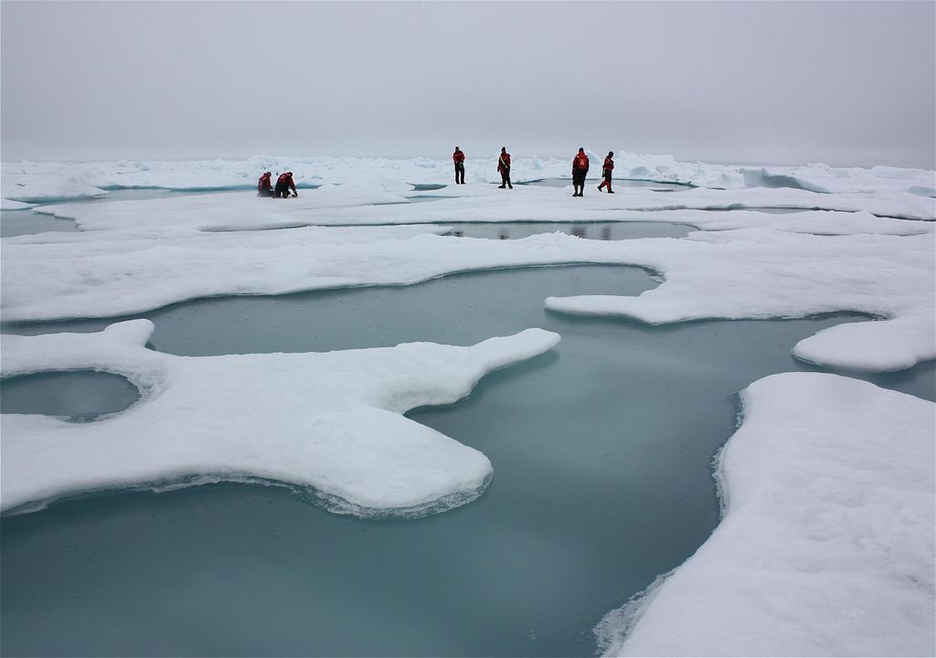 Equipo científico sobre el hielo del Ártico