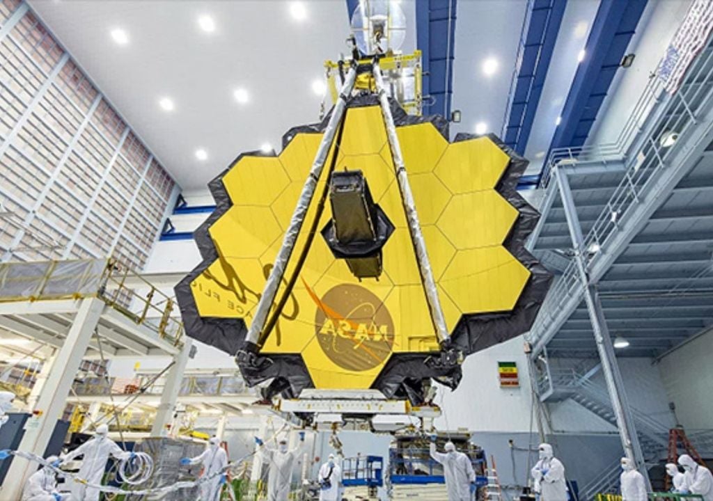 Construcción del telescopio espacial James Webb. Crédito: AP